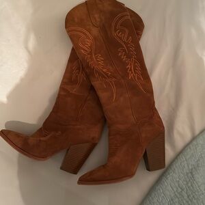 Women’s high heel cowboy boots size 7.5